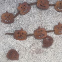 Rusty Wire Garland w/ 2.5″ x 2” Pumpkins, Primitive Style
