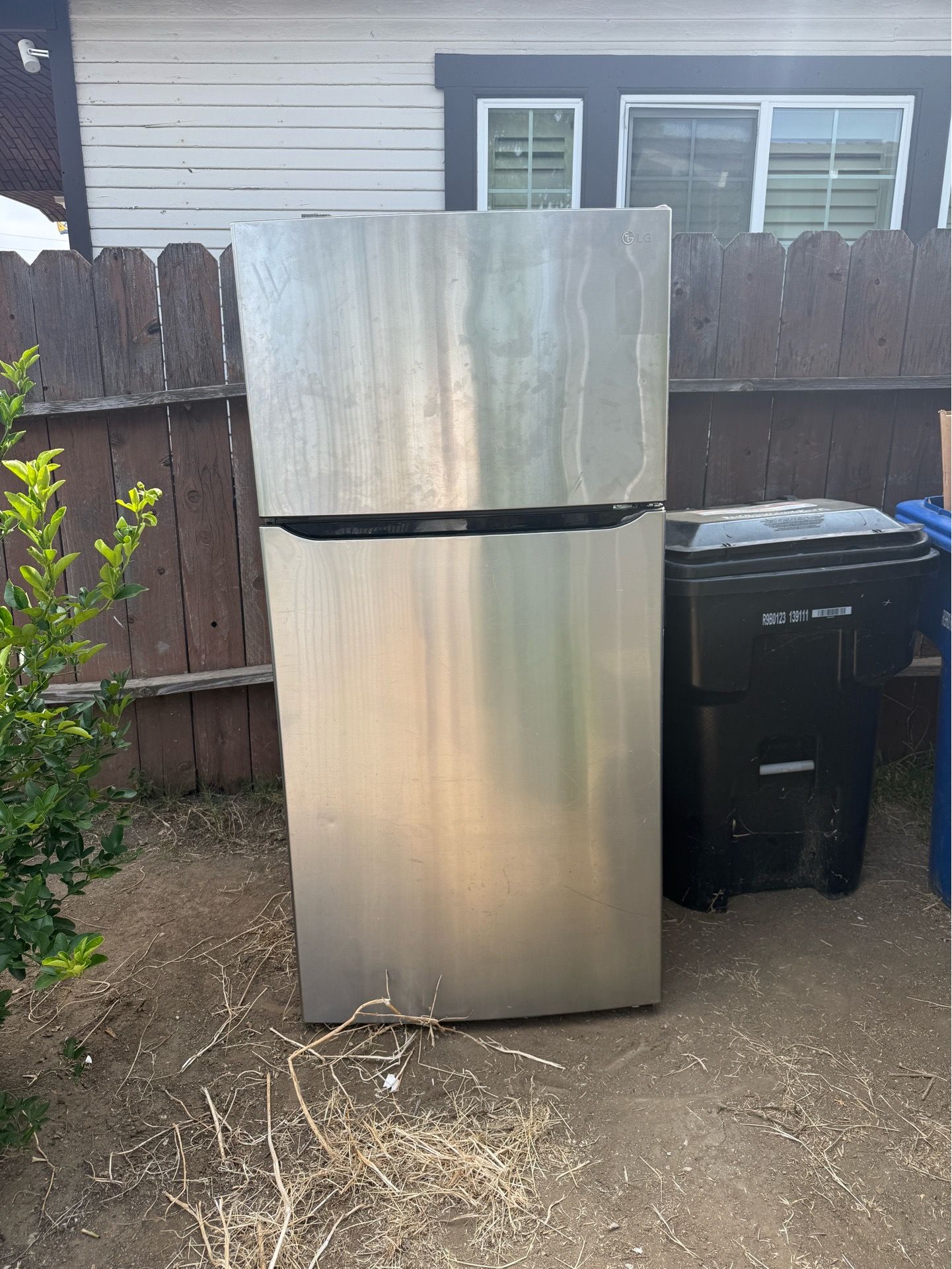 LG Refrigerator – Refrigerator Section NOT Working – Freezer Works – As-Is