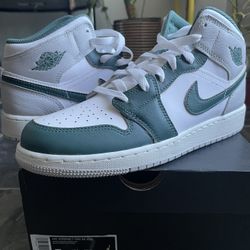 Air Jordan 1 Mid SE (GS) 7Y