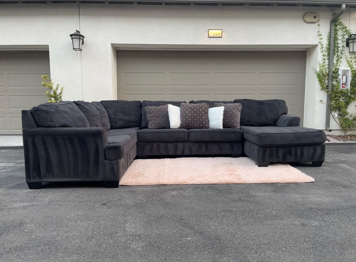 Huge Dark Gray Sectional Couch In Excellent Condition - Free Delivery 🚚