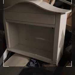 Saratoga White, Medium, Steel, Locking Wall Mount Mailbox ***Missing Door***