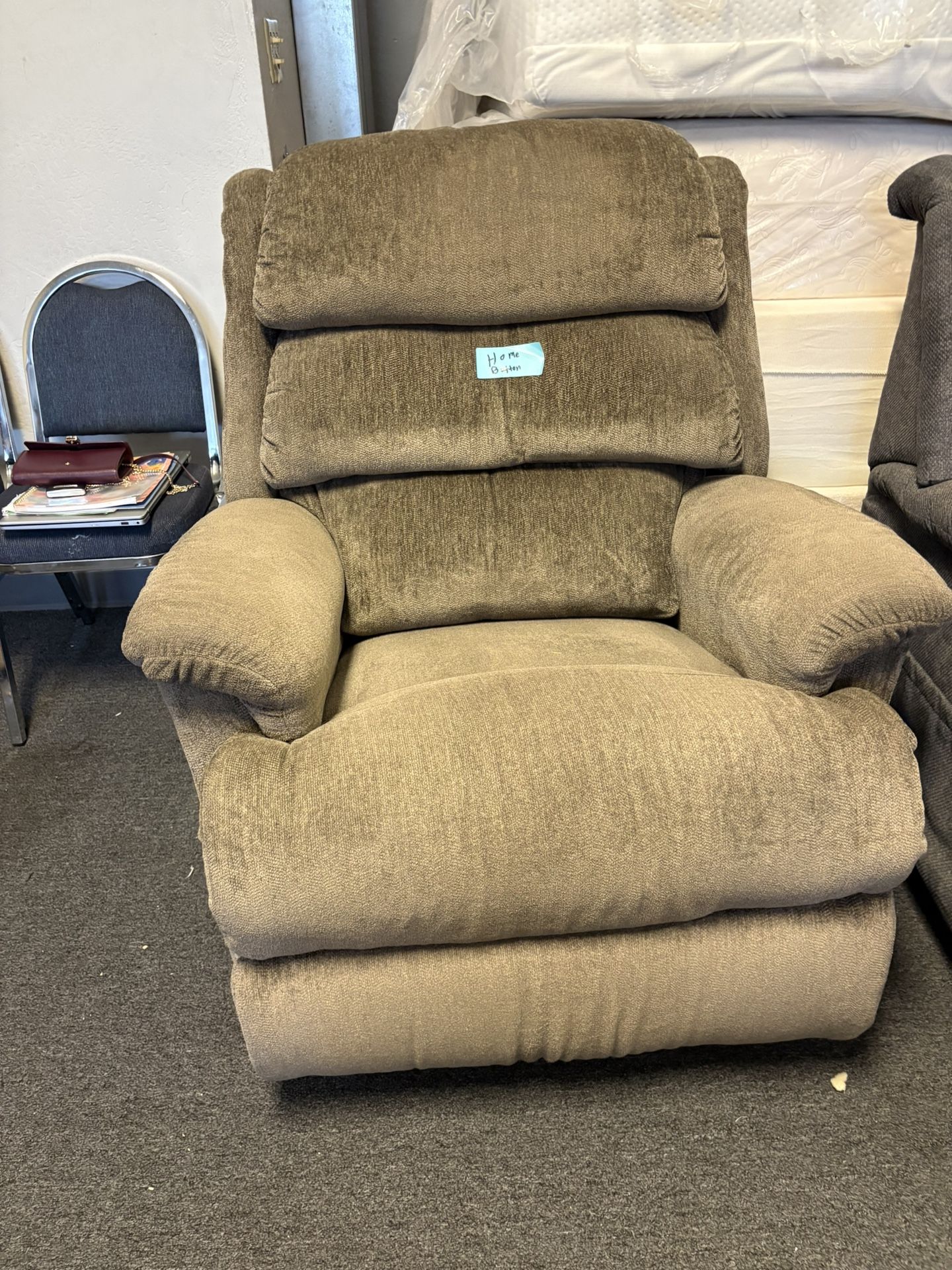 Lazy Boy Rocker Recliner Chair With Power Headrest And Lumbar Adjustment $450