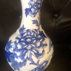 BEAUTIFUL CHINESE BLUE & WHITE  FLORAL VASE
