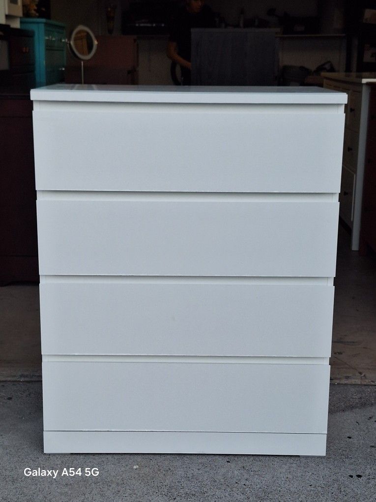 DRESSER