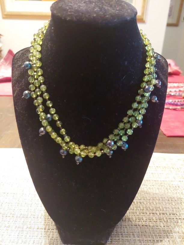 GENUINE GREEN STONE & BLACK PEARL CHOKER