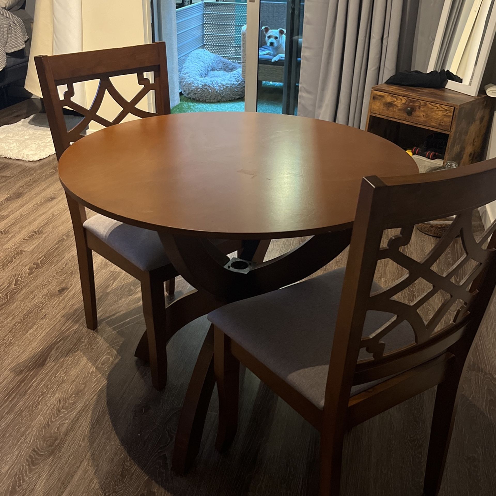 Round Table 2 Chairs 