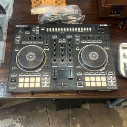 Roland DJ-505 Controller With Serato 