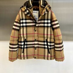 Burberry Trench Coat 🧥 Never Worn 