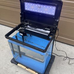 7 gallon aquarium / fish tank 14”x9”x15”. led top light, filter, and pump. working