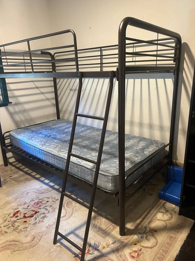 Sturdy Metal Bunk Bed – Twin Over Twin – With Side Rails & Ladder 🛏️