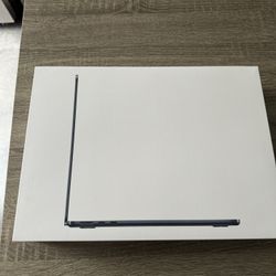 M2 Macbook Air - Midnight