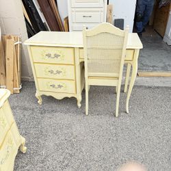 🌹VINTAGE DESK /4 DRAWER AND CHAIR🌹