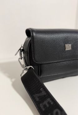 Zestini Black Pebbled Leather Crossbody Bag – Sleek & Trendy