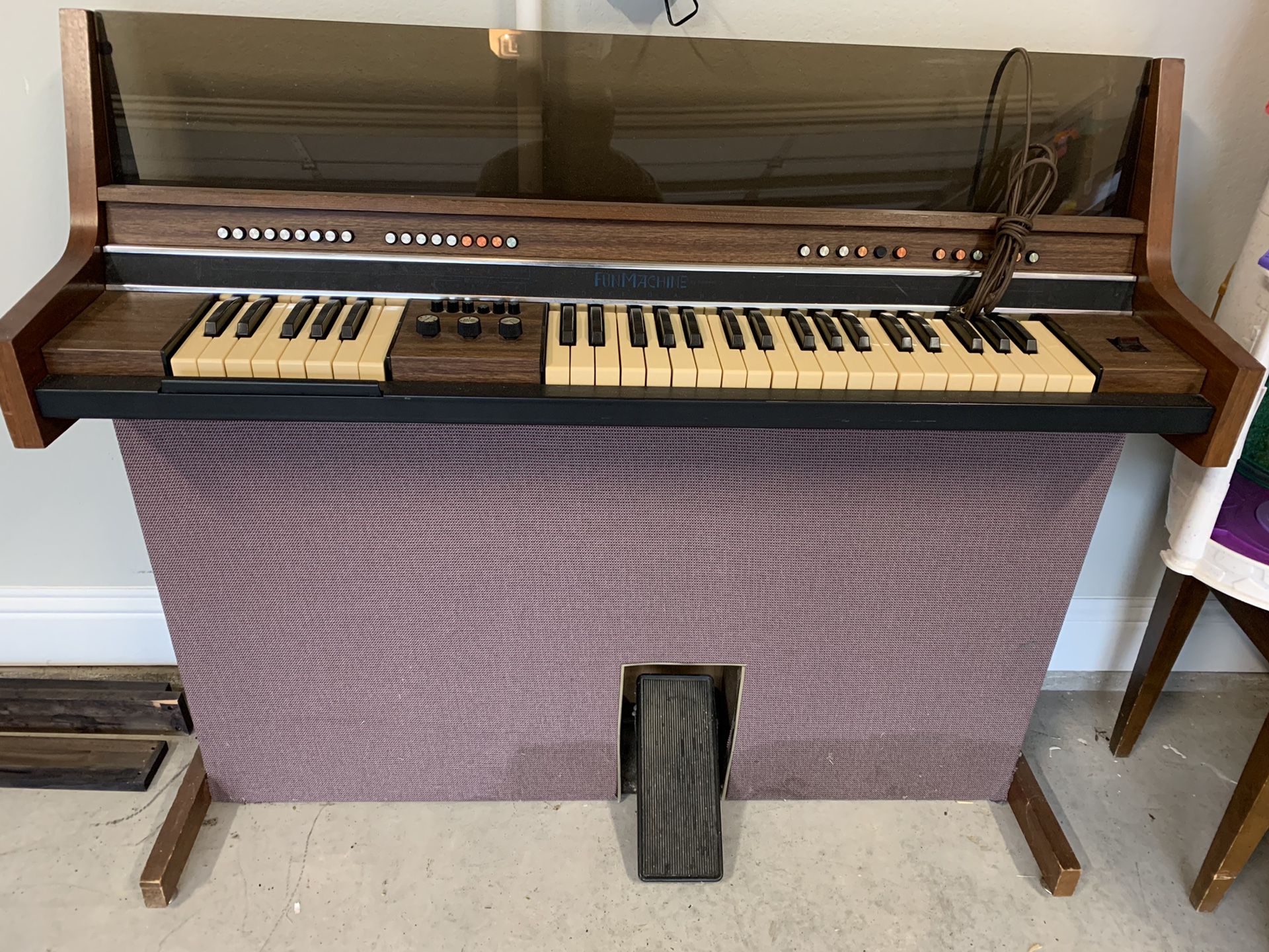 Music keyboard piano (classic)