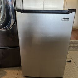 Magic Chef 4.5 CUFT mini fridge 