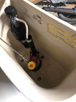 Toilet that Works. Needs Gone. Take $50.00 or OBO