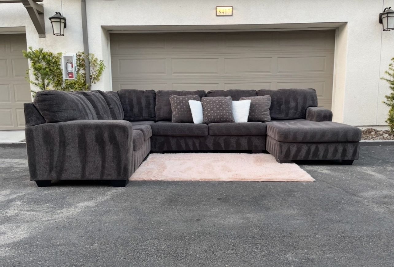 Huge 3 Piece Grey Sectional Couch Sofa From Ashley Furniture In Excellent Condition- FREE DELIVERY 🚛