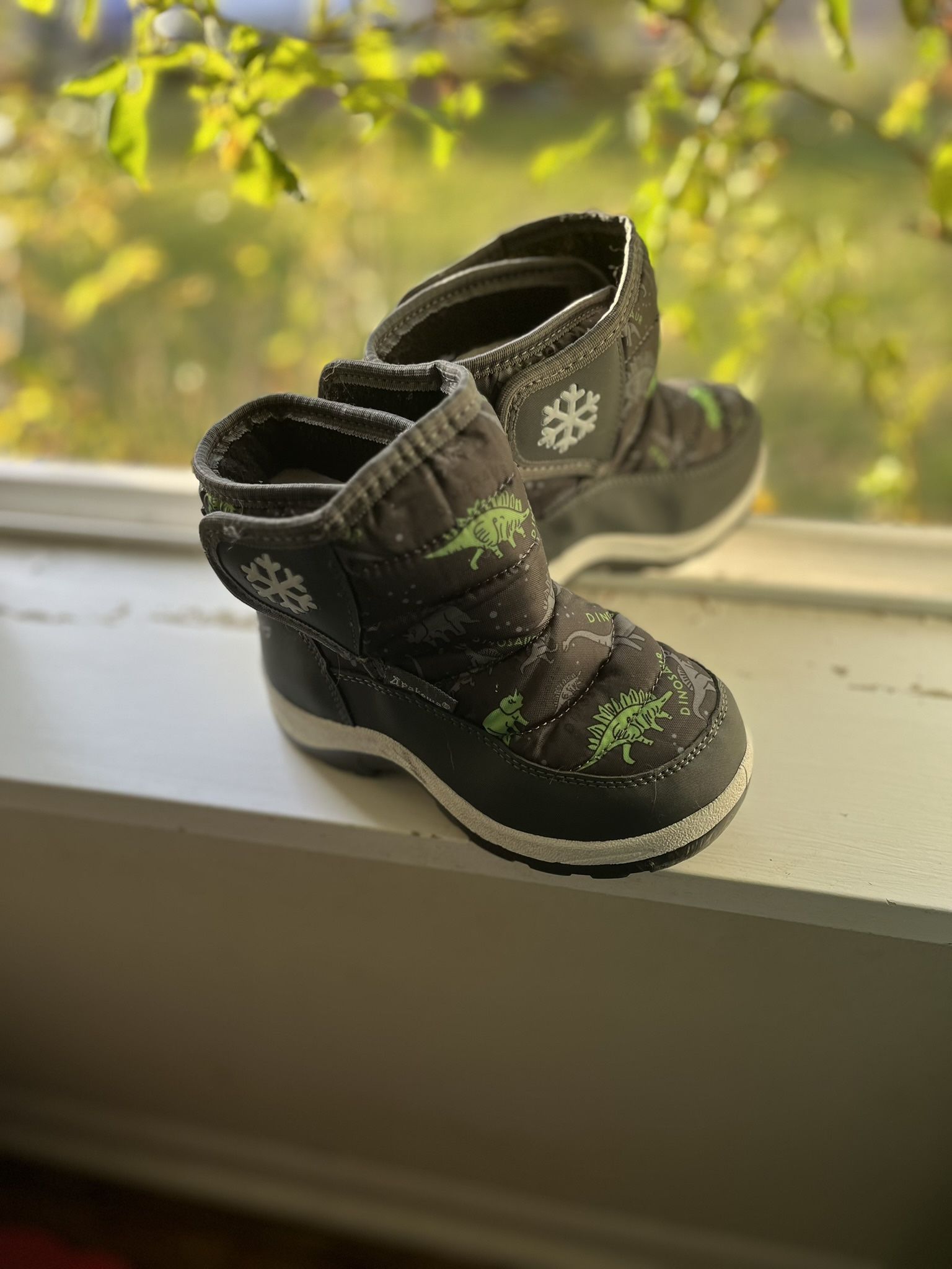 Boys size 8 snow/rain boots