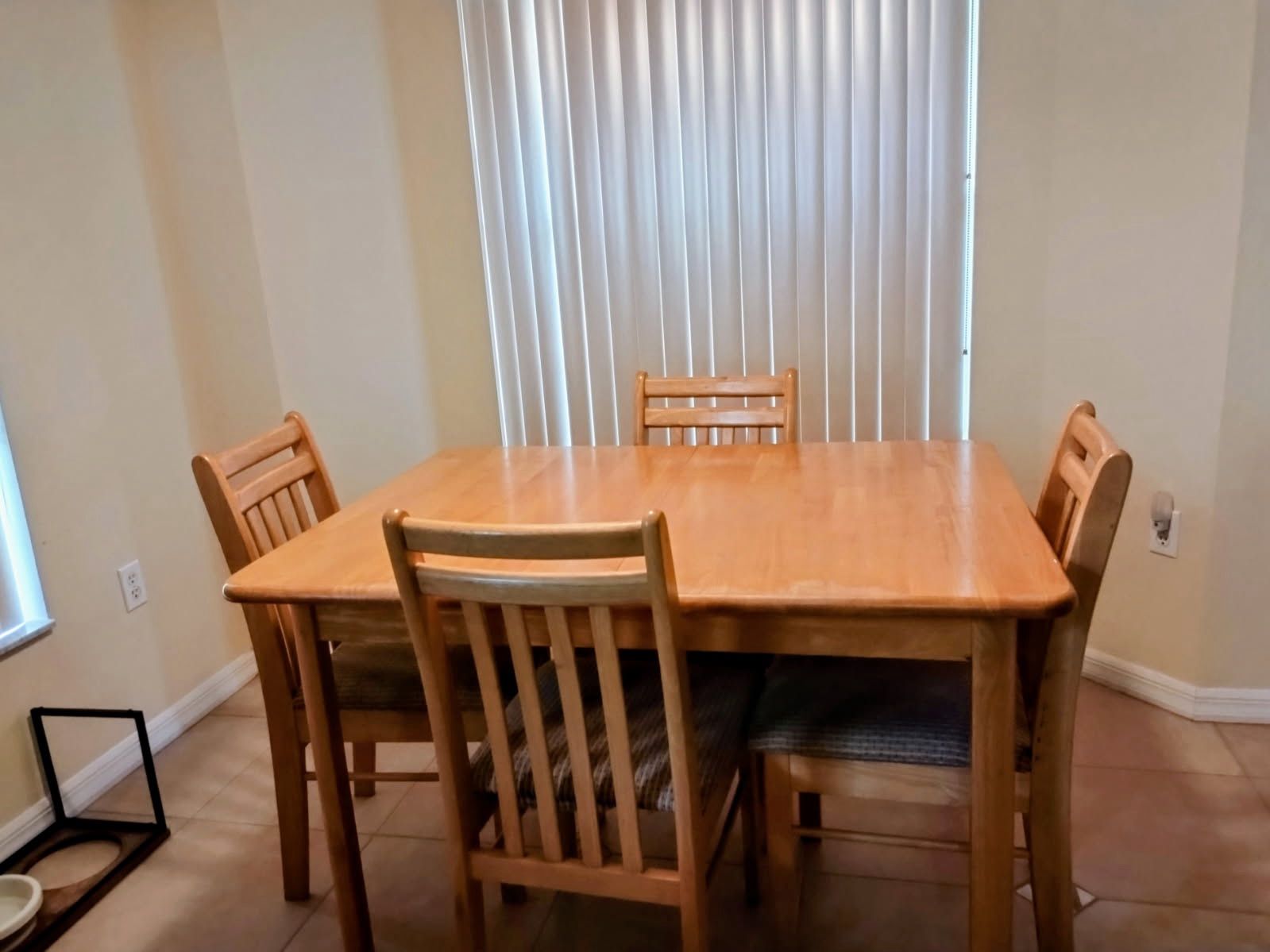 Kitchen Table With Built In Leaf And 4 Chairs