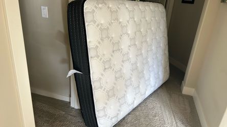 Full size Sealy mattress in good condition