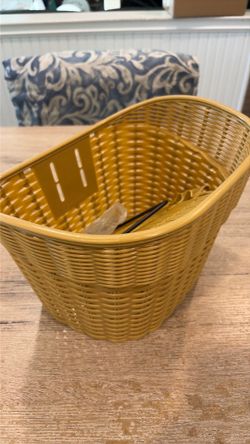 Bike basket with mounting hardware
