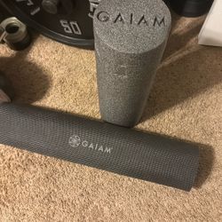 GAIAM matching Yoga Mat + Foam Roller
