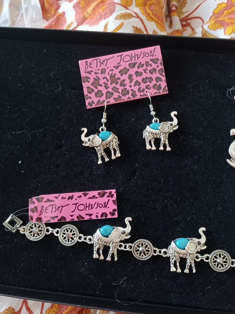 Betsey johnson deals elephant earrings