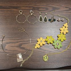 Faux Gold Jewelry Set With Statement Pieces