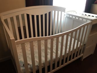 Baby’s r us crib 💕