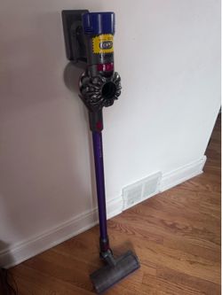 Dyson V8 Animal + Cordless Stick Vacuum SELL AS IS no charger