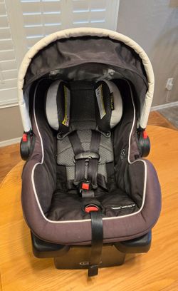 Graco Snugride Snuglock 35 Baby Carrier Carseat and base