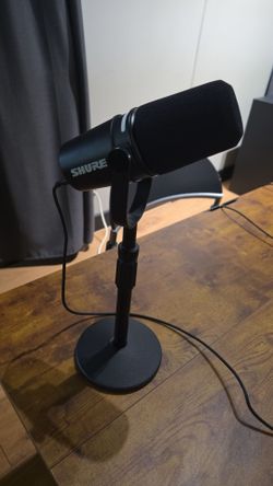 SHURE MV7  MICROPHONE WITH STAND