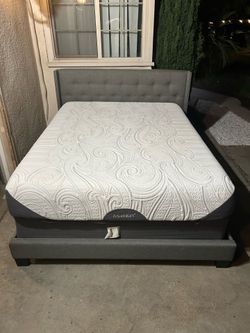 CAMA QUEEN SZ DE TELA TAPIZADA GRIS CON BOX SPRING Y COLCHÓN  MEMORY FOAM ICOMFORT USADA HUENA CONDICIÓN 👍
