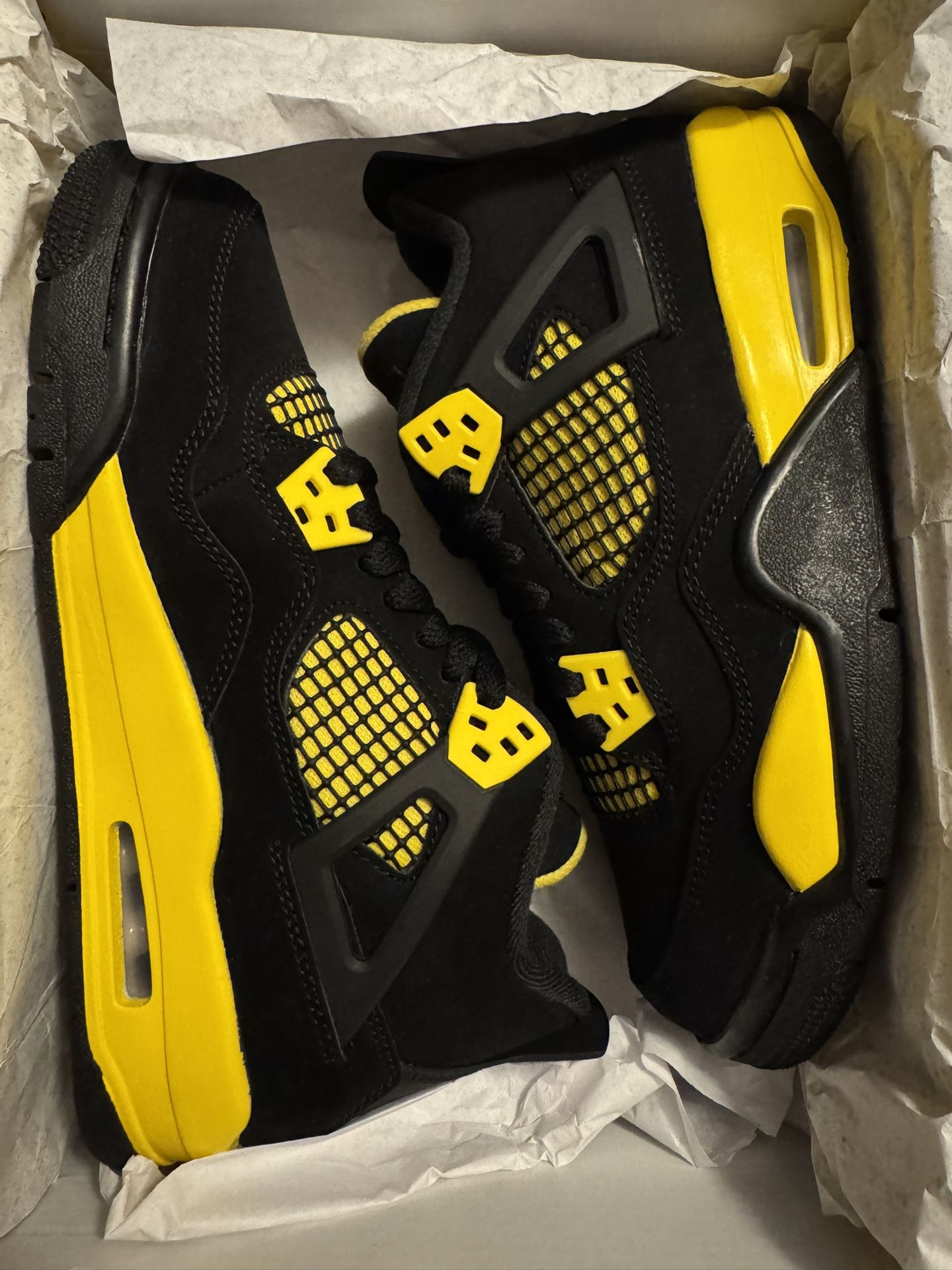 DS NEW JORDAN 4 THUNDER GS SIZE 5Y & 6.5Y AVAILABLE