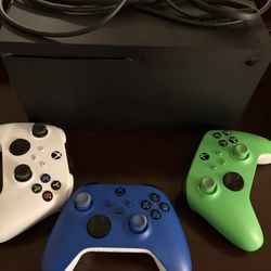 Xbox Series X, 3 Controllers, 9 Games