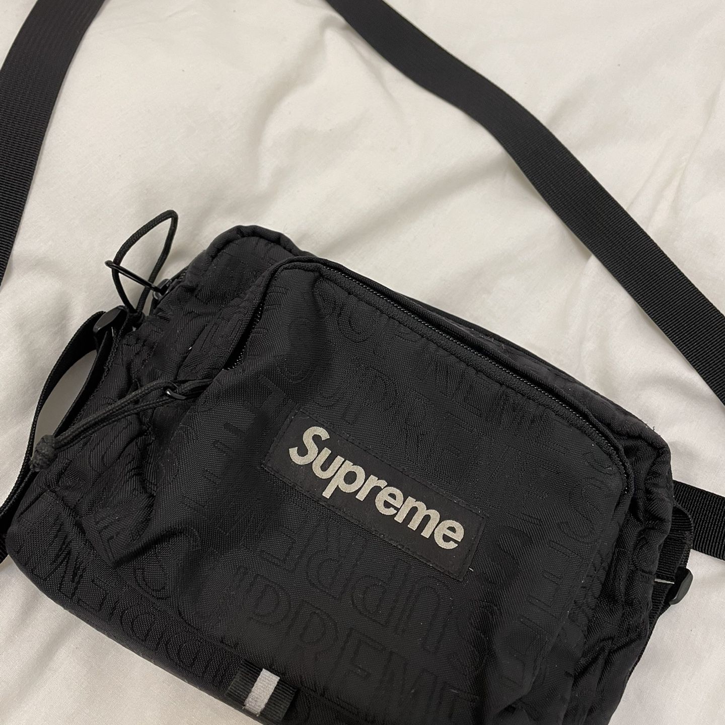 Supreme Shoulder Bag (SS18) Red for Sale in Covington, WA - OfferUp