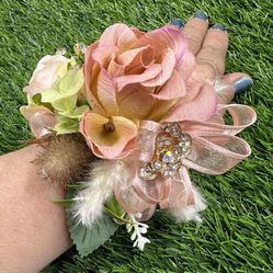 Floral Designer - I Design wrist Corsages and boutineers for prom, weddings and all Occasions