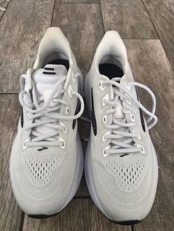 Brooks Ghost 18 Running Shoes Women’s Size 9.5  White/Black/Rose Gold colorway Like New Condition