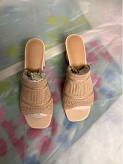 New Women’s Mid Heeled Sandals in Beige Color Size 7.5 US
