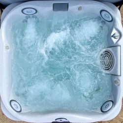 Powerful 5 person 2005 Jacuzzi J335 hot tub / Spa for sale 220v 