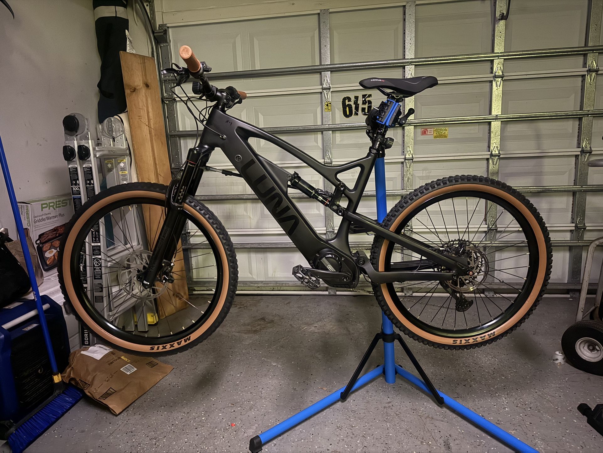 Luna X1 Full Carbon E mountain Bike