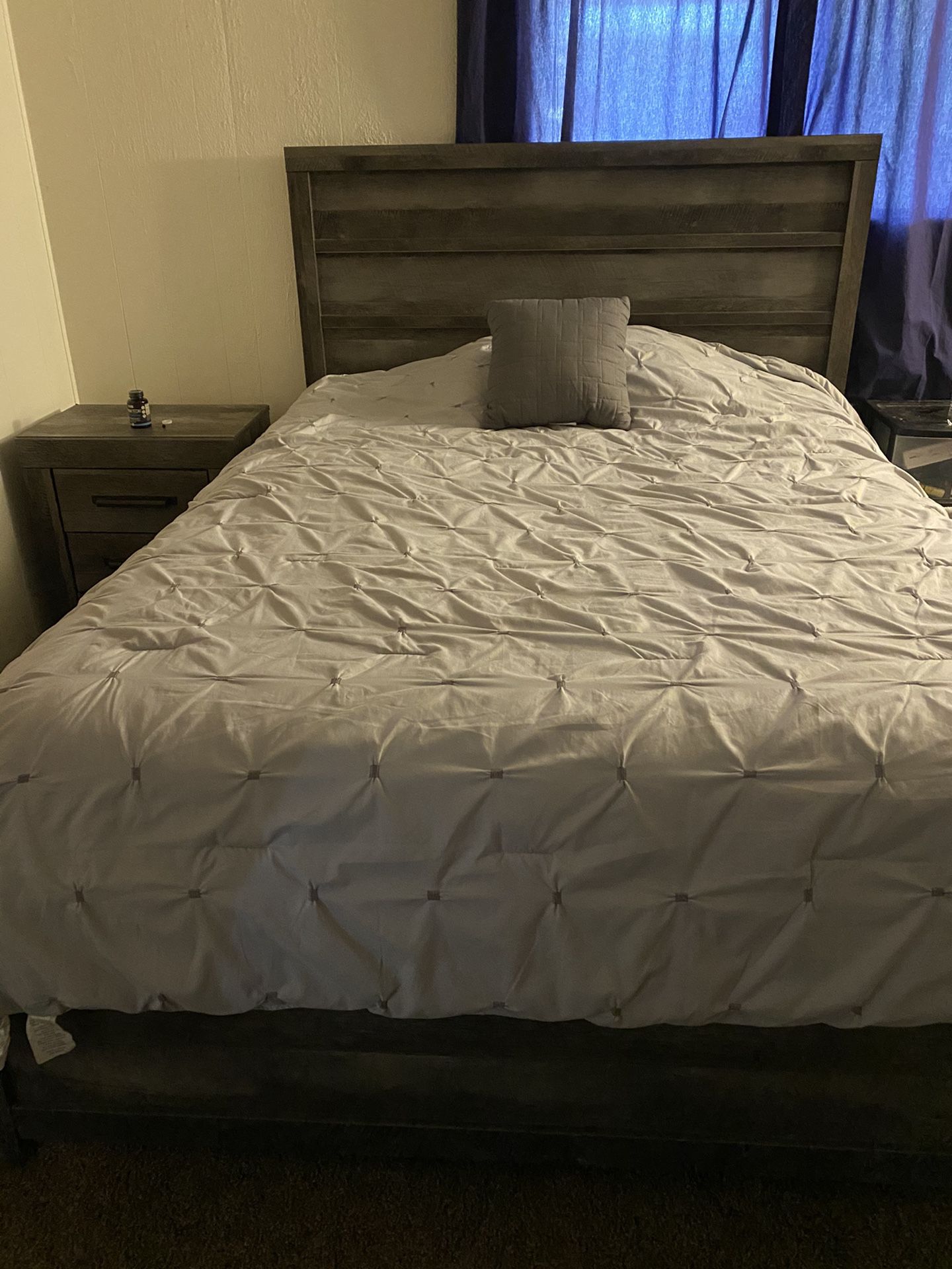 Queen size bedroom set $600