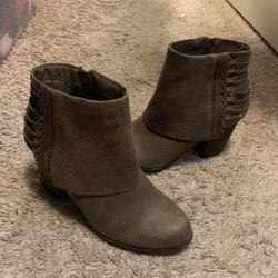 Size 7 1/2 Boots Heels With Zipper Brown Color 