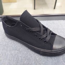 Size 8 Ladies Sneakers In Black!! NEW 