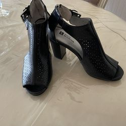 Women's high heel shoes. Size: 6.5M Fits 7.