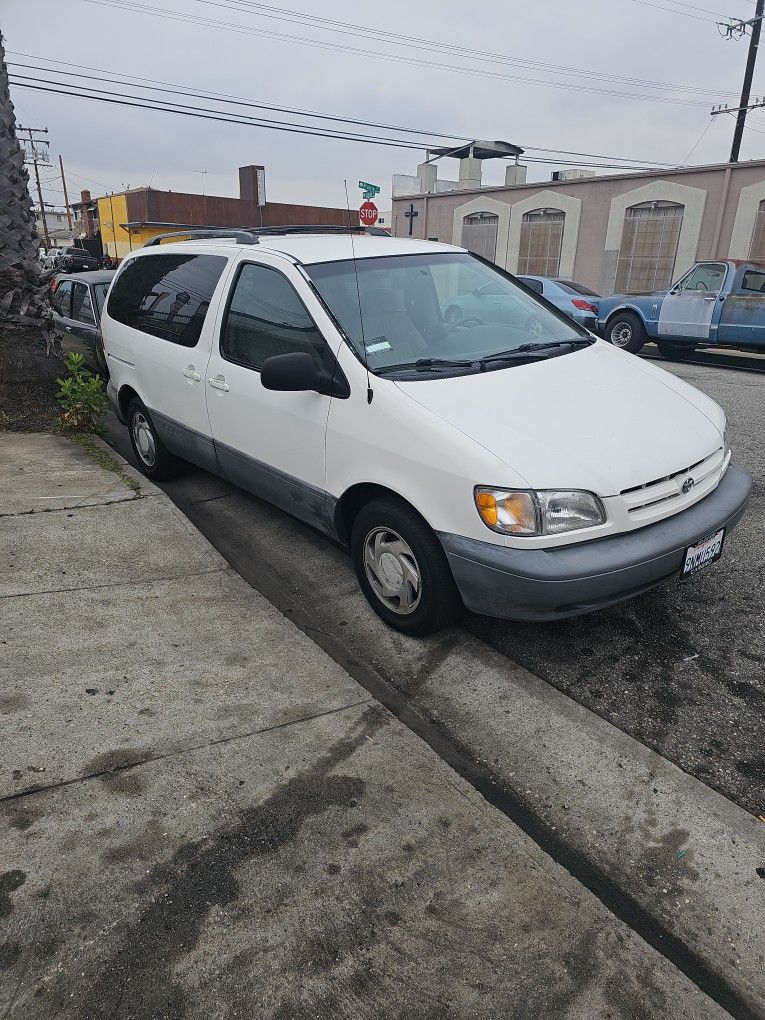 2000 Toyota Sienna