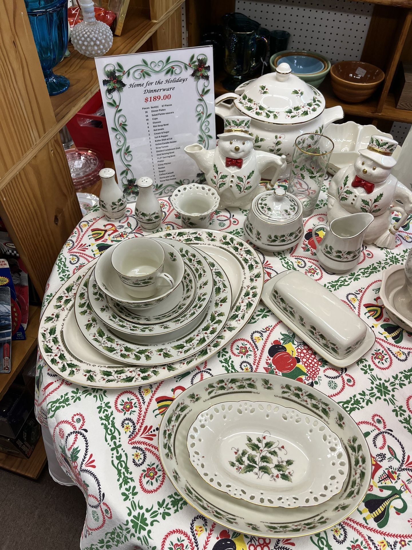87 pc Royal Limited Holly Holiday Dinnerware Set