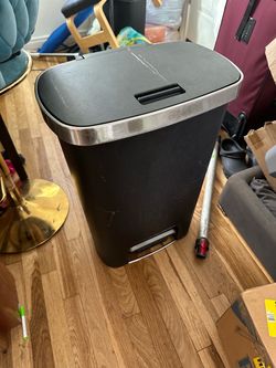 Black Step Trash Can with Lid