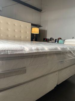 King Sealy Posturepedic "Grand Pillowtop" King Size Mattress and 2 Foundations. Can Deliver.