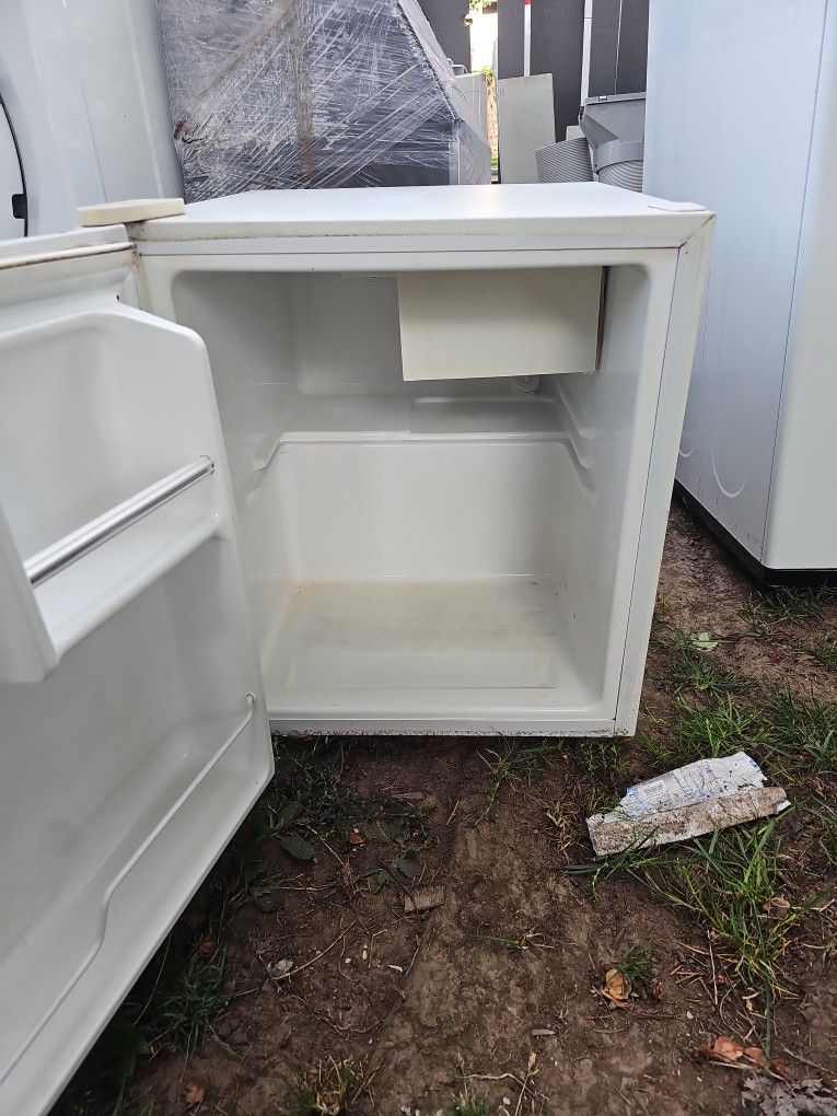 Small refrigerator for apartment or extra